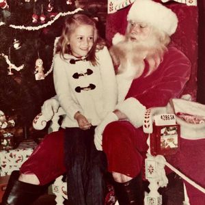 Welcher Popstar sitzt denn hier auf Santa Claus' Schoß?