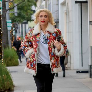 Weiße Boots & rote Lippen: Gwen Stefani ist ein Xmas-Cowgirl