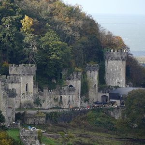 Gruselbrunnen und Waffen: Erste Bilder vom UK-Dschungelcamp