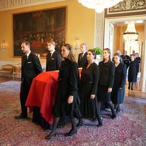 Letzter Weg: Norwegische Royals tragen König Haralds Sarg