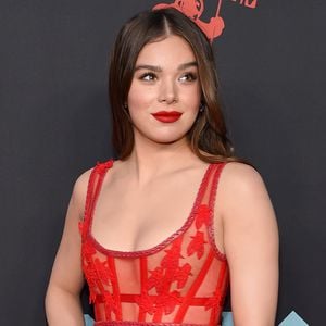 Sie glänzt wie nie: Hailee Steinfeld rockt den Metallic-Look