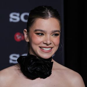 Beziehungs-Outing in Paris: Hailee Steinfeld verrät Details