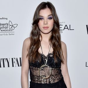 Hailee Steinfeld präsentiert Pony: Ist das schön?