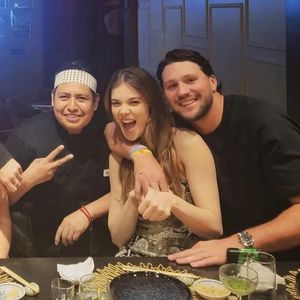 Nun offiziell? Hailee Steinfeld und Josh halten Händchen!