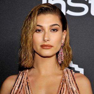 Sexy Dessous-Show: Hailey Baldwin spielt in BH & Slip Tennis