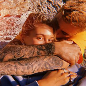 Ein Jahr Ehe: Hailey & Justin Bieber kuscheln am Strand
