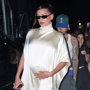 Enges Kleid: Hailey Bieber entzückt mit Babybauch-Look!
