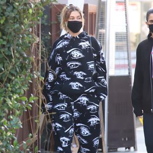 Hailey Bieber zieht mit Billie-Eilish-Jogger Blicke auf sich
