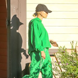 Hailey Bieber nach Hochzeit im Leger-Look unterwegs