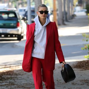 Vom Weihnachtsmann inspiriert? Hailey Bieber in rotem Anzug