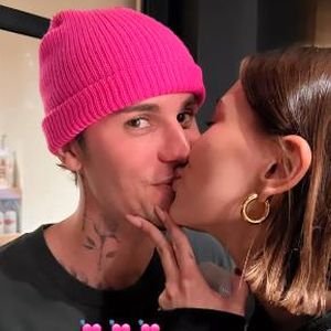 Süß: Hier knutscht Hailey Bieber ihren Justin verliebt ab