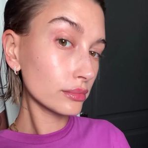 Komplett ungeschminkt: Hailey Bieber zeigt sich natürlich