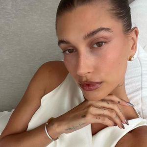 Nach Zysten-Statement: Hailey Bieber bei Dinner mit Freunden