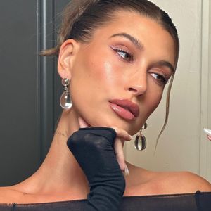 Nach Hate: Hailey Bieber zeigt sich selbstbewusst im Netz