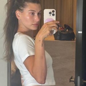 Wollte Hailey Bieber, dass man den leeren Ringfinger sieht?