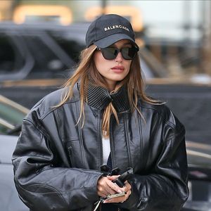 Lässig: So sieht Hailey Bieber beim Weihnachtsshopping aus