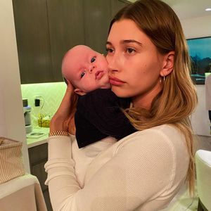 Zucker pur: Hier knuddelt Hailey Bieber Alaia Baldwins Baby
