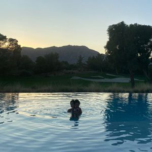 Süß! Kylies Tochter Stormi schwimmt mit Model Hailey Bieber