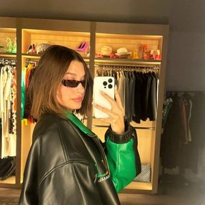 Ganz kurz! Hailey Bieber überrascht mit neuem Haarschnitt