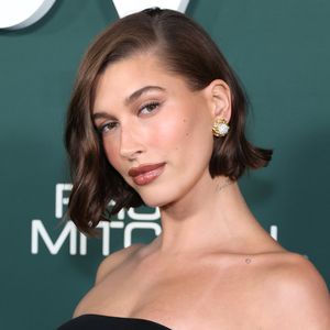 Neue Fotos: Hailey Bieber präsentiert ihre nackte Babykugel