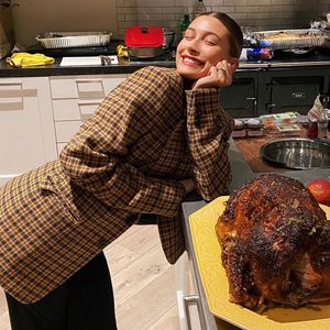 Hailey Bieber stolz: Sie brät ersten Thanksgiving-Truthahn