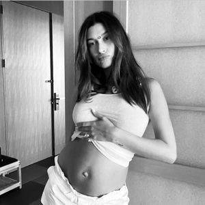 Süßer Rückblick: Neu-Mama Hailey Bieber teilt Babybauchfoto
