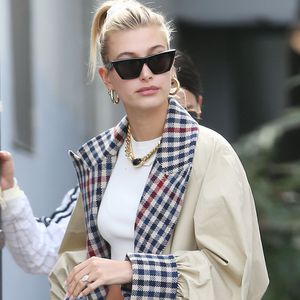 Kurz vor Hochzeit: Hailey Bieber geht relaxed einkaufen!