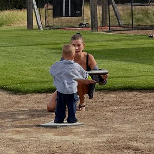Ganz der Papa: Hailey Bieber zeigt Jack Blues beim Baseball