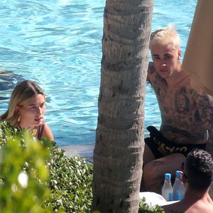 Relaxt am Pool: So verbringen Justin und Hailey Thanksgiving