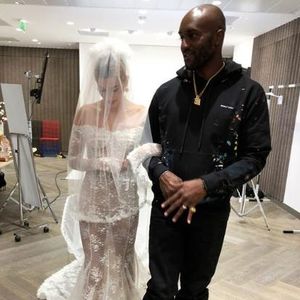 Hailey Bieber gedenkt verstorbenen Designers Virgil Abloh