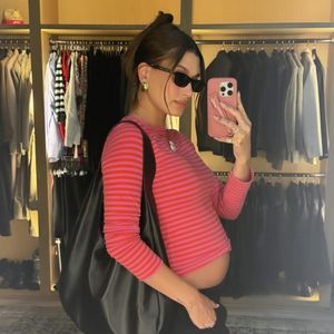 Hailey Bieber präsentiert stolz ihren wachsenden Babybauch