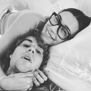 Ungeschminkt und mit Brille: Hier kuscheln Hailey und Justin