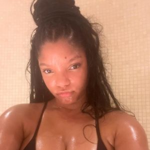 Heißes Pic: Halle Bailey zeigt sich verschwitzt in der Sauna