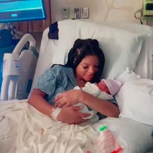 Halle Bailey teilt zum Muttertag intime Einblicke der Geburt