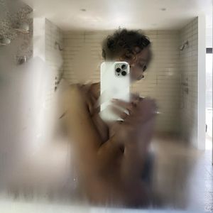 Splitterfasernackt: Halle Berry teilt heiße Dusch-Selfies!