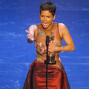 Halle Berry sprunghaft in Glasgow unterwegs