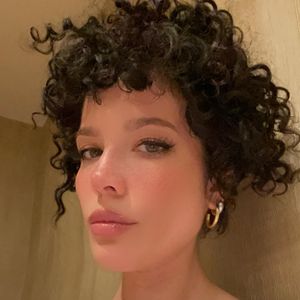 Nach Dreadlocks und glatt: Halsey trägt jetzt Lockenpracht