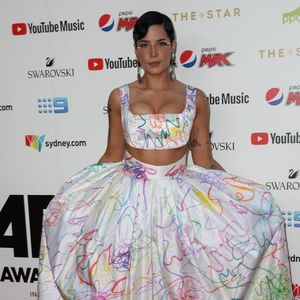 Zu den ARIA Awards: Halsey kommt in buntem Kritzel-Kleid!