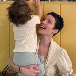 Seltener Schnappschuss: Halsey zeigt ihren süßen Sohn Ender!