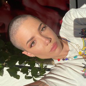 Raspelkurze Stoppeln: Sängerin Halsey zeigt ihre neue Frisur