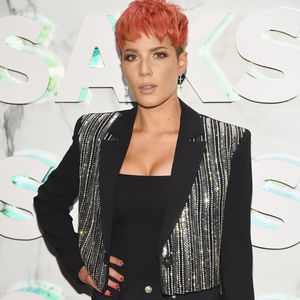 "So sehr verändert!": Halsey kämpft mit After-Baby-Body