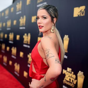 Es dauert nicht mehr lange: Halsey zeigt großen Babybauch