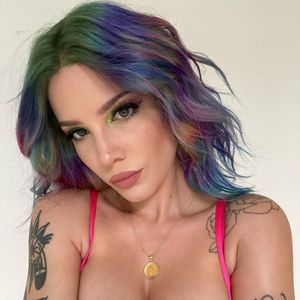 So stylish verpackt Sängerin Halsey ihren kleinen Babybauch