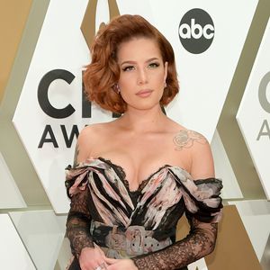 Halsey verrät: So fühlte sie sich nach ihren Fehlgeburten