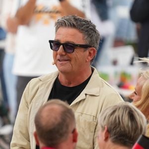 Hans Sigl klärt auf, was hinter seiner dunklen Brille steckt