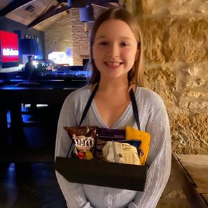 Goldig! Harper Beckham sorgt für Süßigkeiten im Heimkino