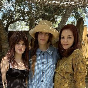 Nach Erbstreit: Priscilla Presley strahlt mit Riley auf Foto
