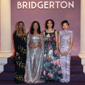 Shonda Rhimes posiert mit Töchtern bei "Bridgerton"-Premiere