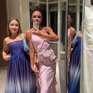Victoria Beckham entwirft ein Kleid für ihre Tochter Harper