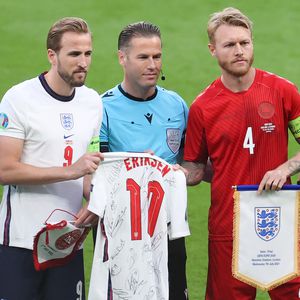 Rührende Geste: Hier übergibt Kane den Dänen Eriksen-Trikot